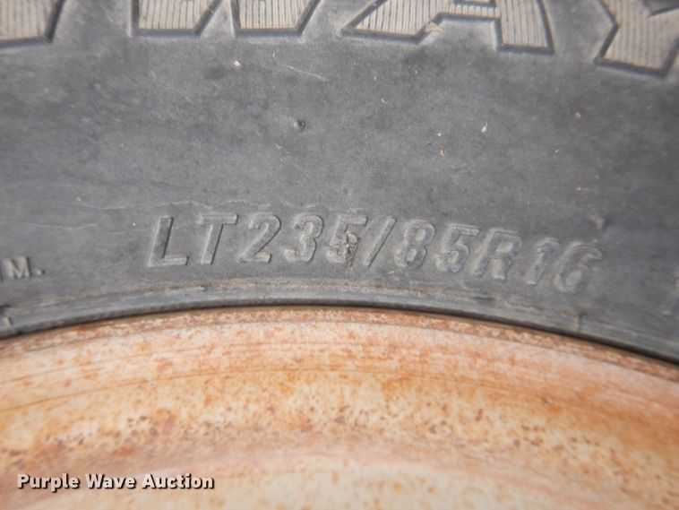 image for item DJ4979 2004 L-M livestock trailer