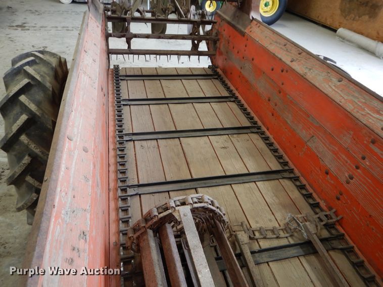 image for item HF9186 New Idea 12A  manure spreader