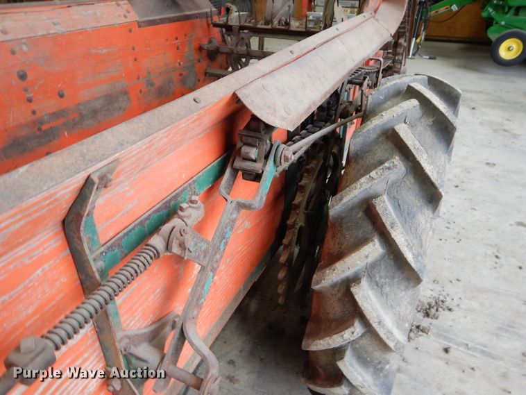 image for item HF9186 New Idea 12A  manure spreader