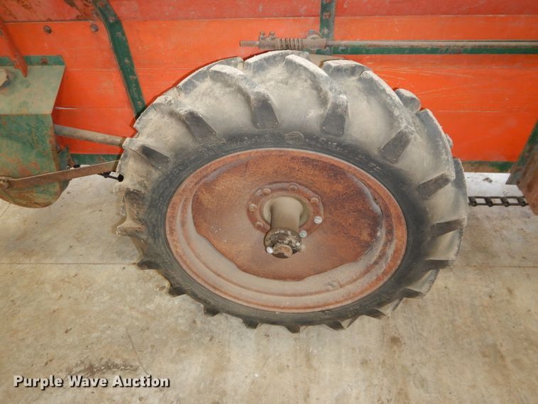 image for item HF9186 New Idea 12A  manure spreader