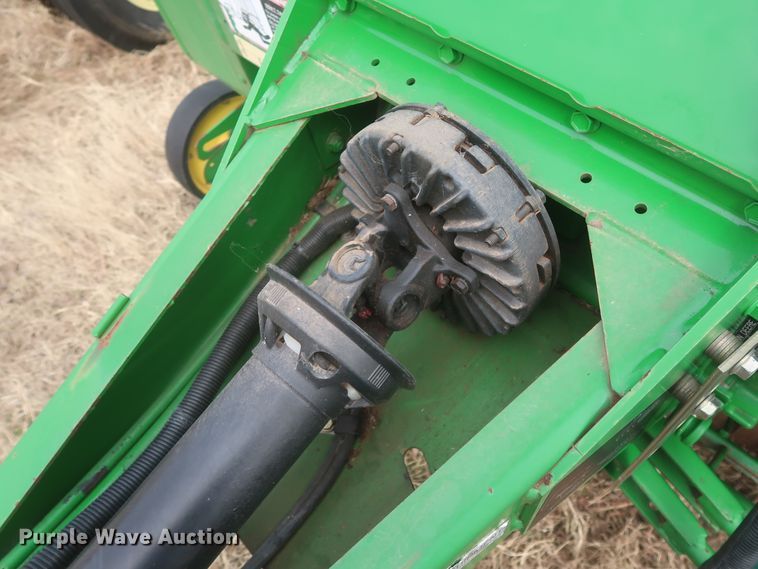 image for item HK9720 2005 John Deere 467  round baler