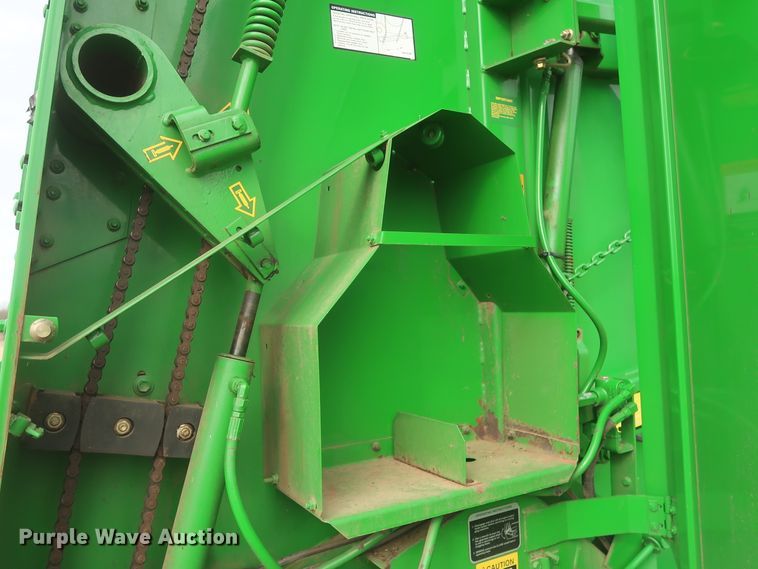image for item HK9720 2005 John Deere 467  round baler