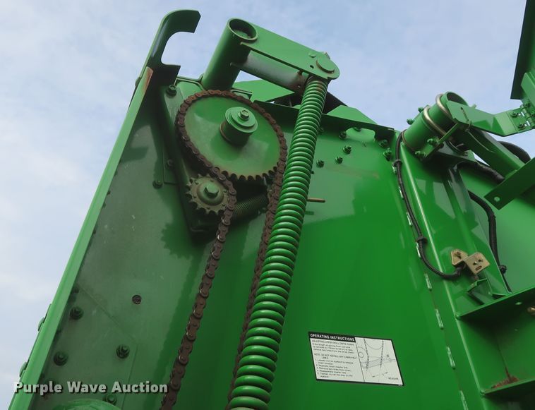 image for item HK9720 2005 John Deere 467  round baler