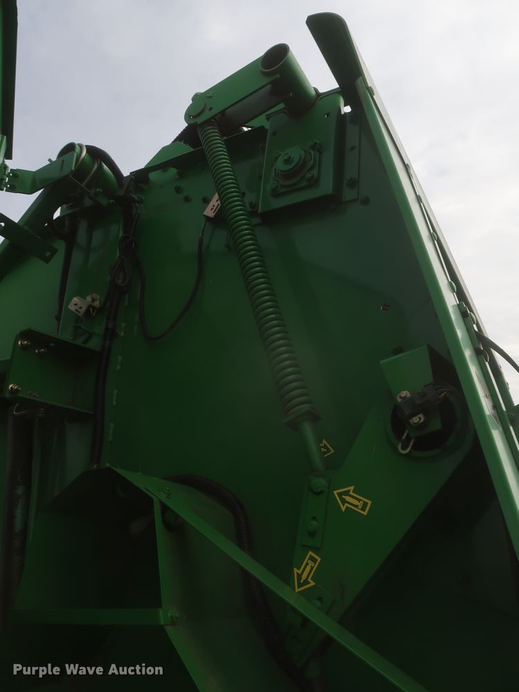image for item HK9720 2005 John Deere 467  round baler