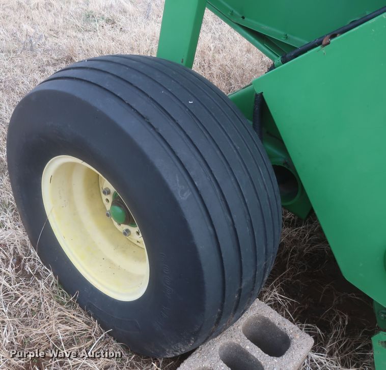 image for item HK9720 2005 John Deere 467  round baler