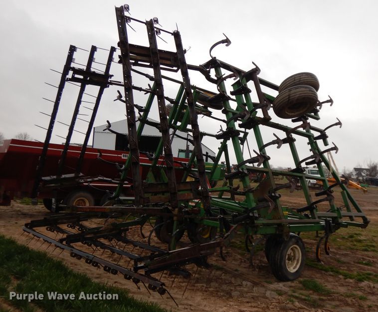 image for item HO9328 John Deere 960  field cultivator