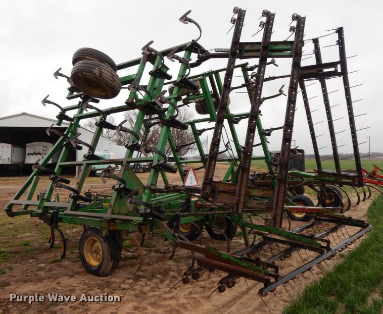 image for item HO9328 John Deere 960  field cultivator