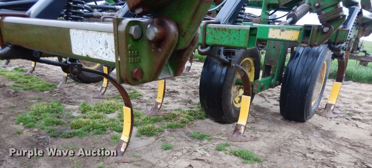 image for item HO9328 John Deere 960  field cultivator