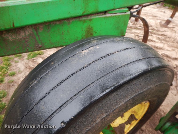 image for item HO9328 John Deere 960  field cultivator