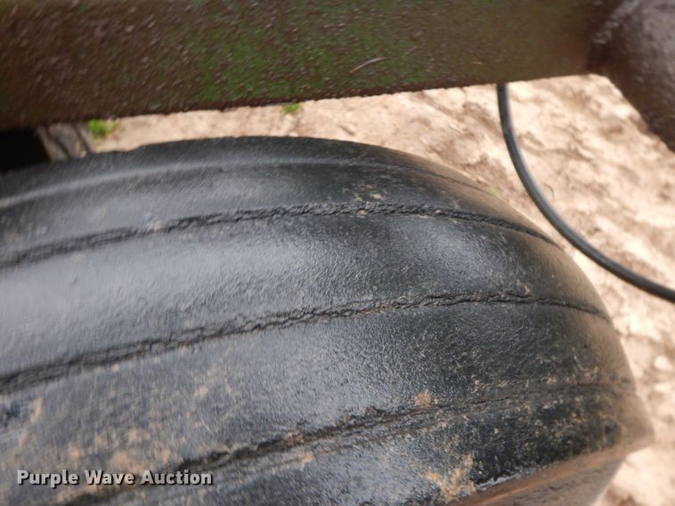 image for item HO9328 John Deere 960  field cultivator