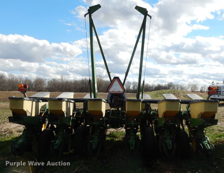 image for item HO9334 John Deere 7200 Max Emerge 2  no-till planter