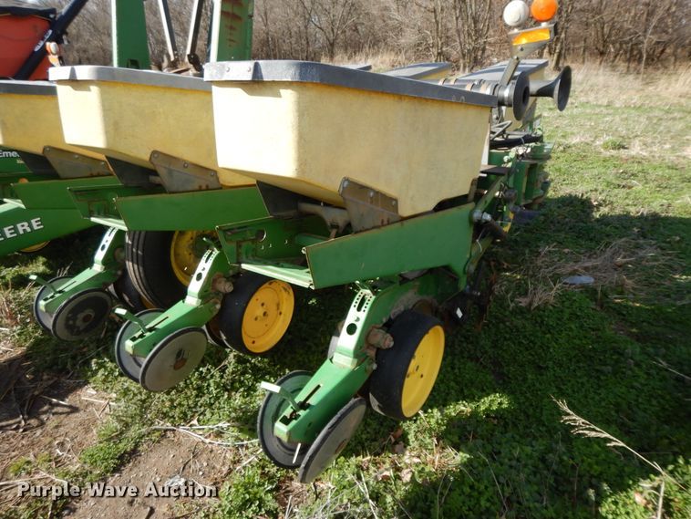 image for item HO9334 John Deere 7200 Max Emerge 2  no-till planter