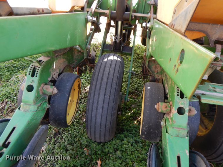 image for item HO9334 John Deere 7200 Max Emerge 2  no-till planter