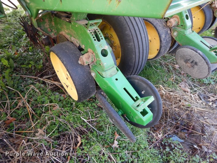 image for item HO9334 John Deere 7200 Max Emerge 2  no-till planter