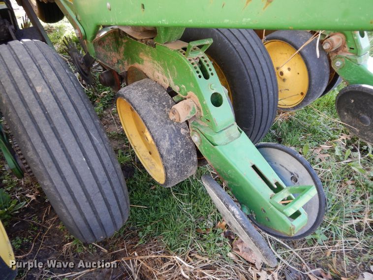image for item HO9334 John Deere 7200 Max Emerge 2  no-till planter