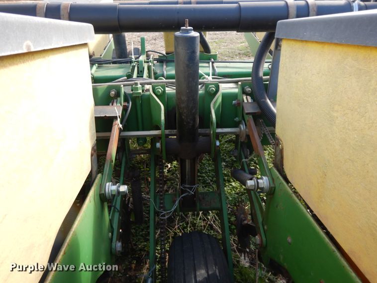 image for item HO9334 John Deere 7200 Max Emerge 2  no-till planter