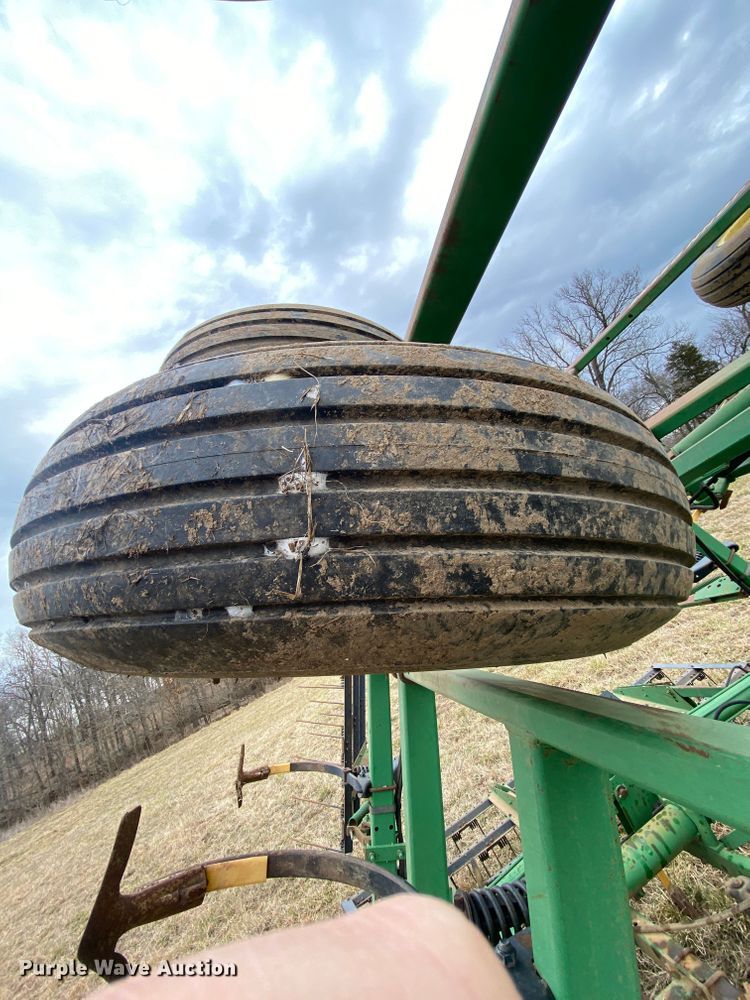 image for item HR9490 John Deere 980  field cultivator