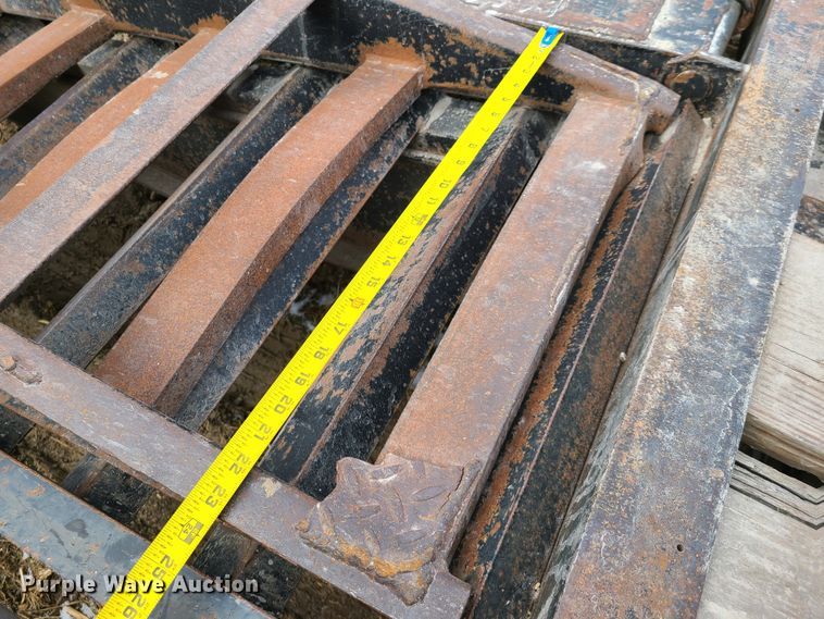 image for item IA9299 2001 L&L equipment trailer