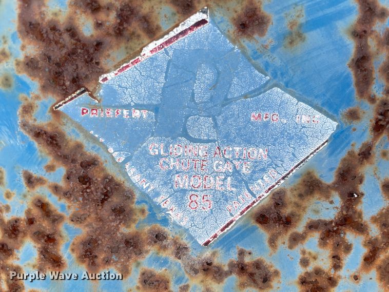 image for item II9257 Priefert 85  livestock squeeze chute