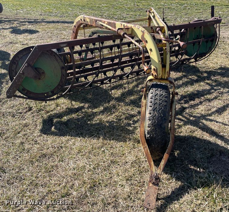 image for item II9258 John Deere 640  hay rake