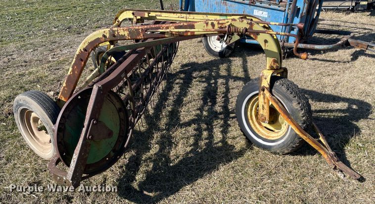 image for item II9258 John Deere 640  hay rake