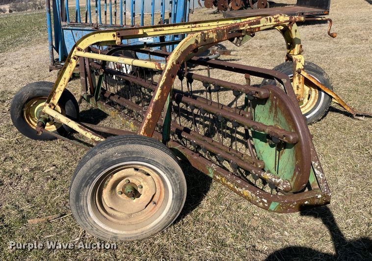 image for item II9258 John Deere 640  hay rake