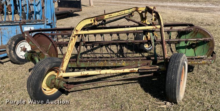 image for item II9258 John Deere 640  hay rake