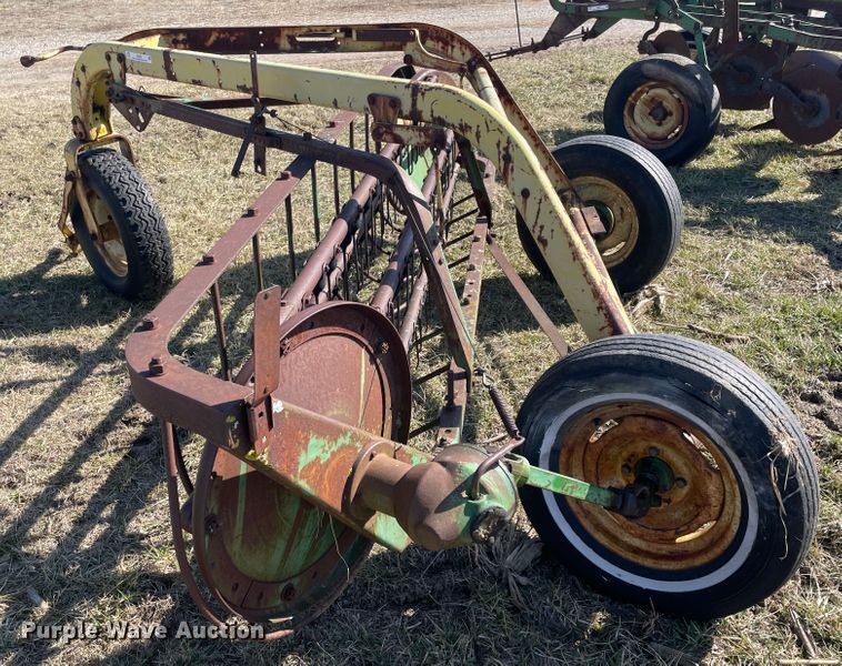 image for item II9258 John Deere 640  hay rake