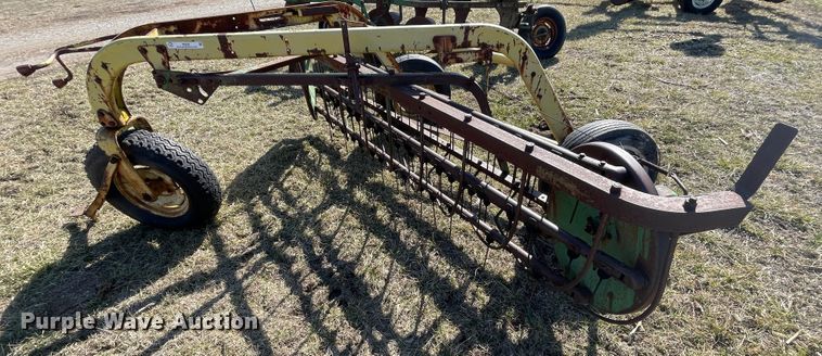 image for item II9258 John Deere 640  hay rake