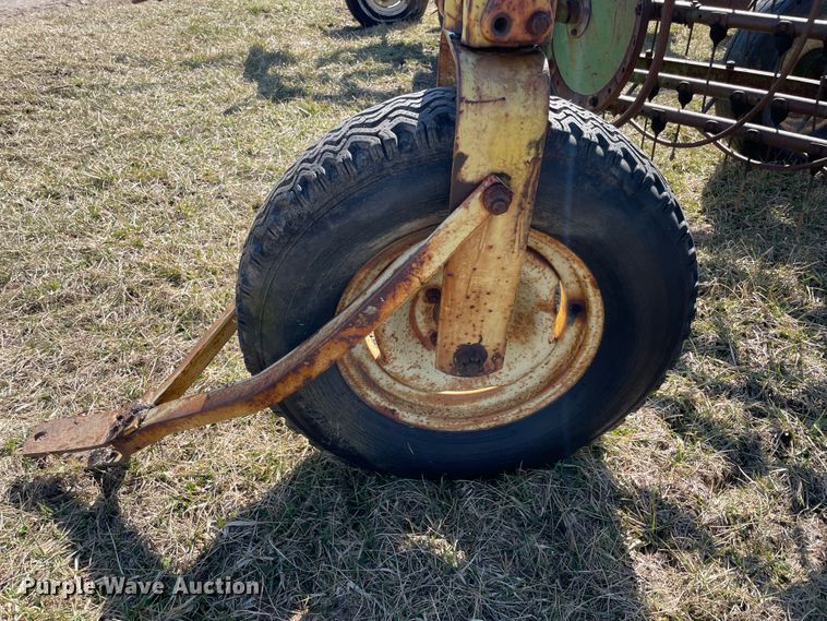 image for item II9258 John Deere 640  hay rake