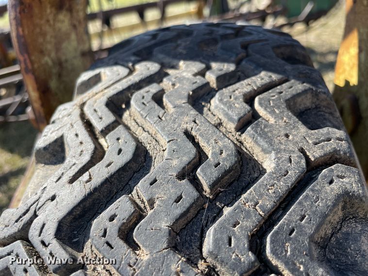 image for item II9258 John Deere 640  hay rake