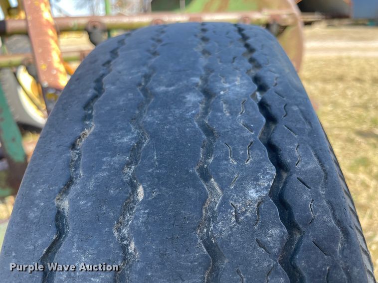 image for item II9258 John Deere 640  hay rake