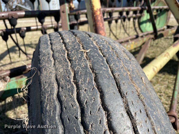 image for item II9258 John Deere 640  hay rake