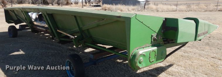 image for item IP9064 John Deere  corn head