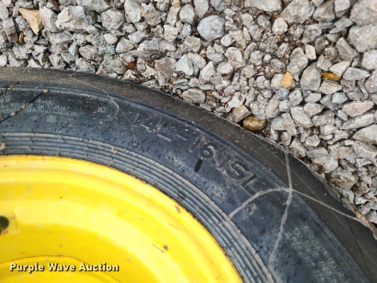 image for item IQ9065 1985 John Deere 4450  tractor