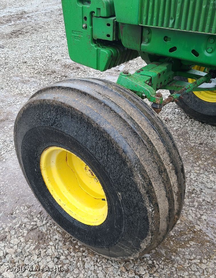 image for item IQ9065 1985 John Deere 4450  tractor