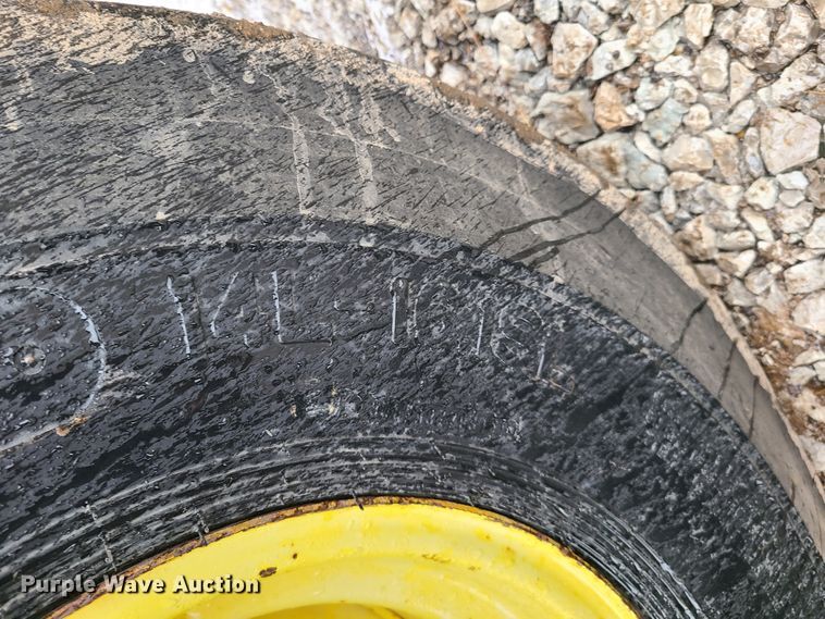 image for item IQ9065 1985 John Deere 4450  tractor