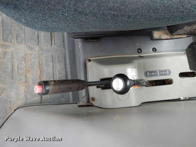 image for item IX9347 2015 Mahindra 105P  MFWD tractor