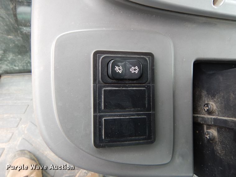 image for item IX9347 2015 Mahindra 105P  MFWD tractor