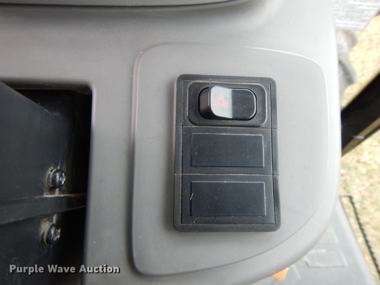 image for item IX9347 2015 Mahindra 105P  MFWD tractor