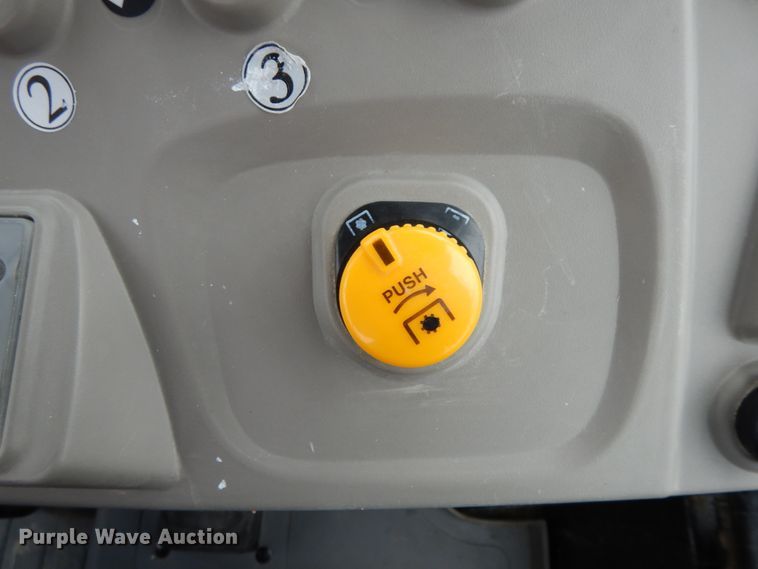 image for item IX9347 2015 Mahindra 105P  MFWD tractor