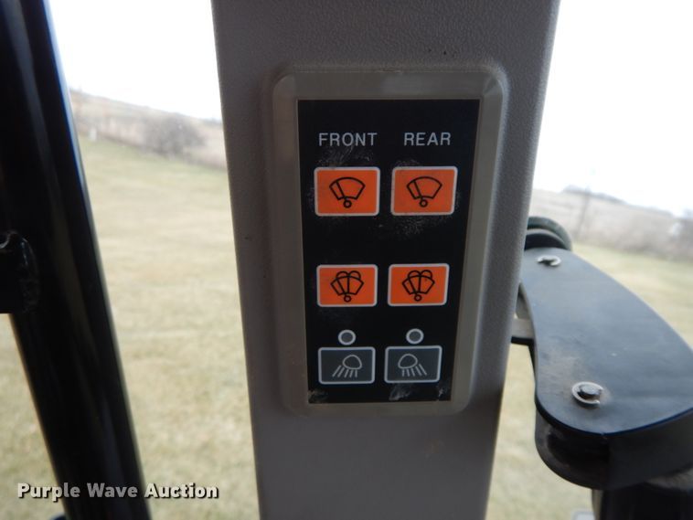 image for item IX9347 2015 Mahindra 105P  MFWD tractor