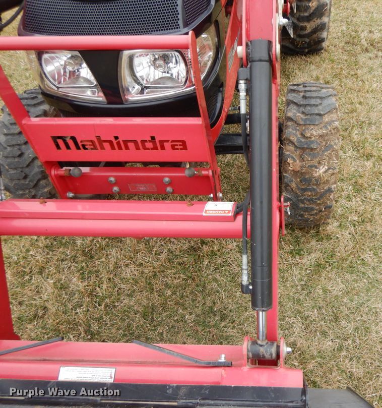 image for item IX9348 2016 Mahindra 1533  MFWD tractor