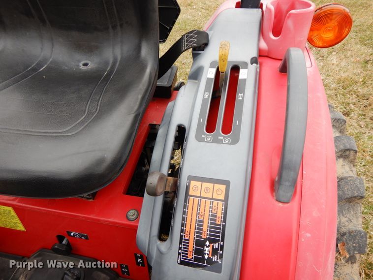 image for item IX9348 2016 Mahindra 1533  MFWD tractor