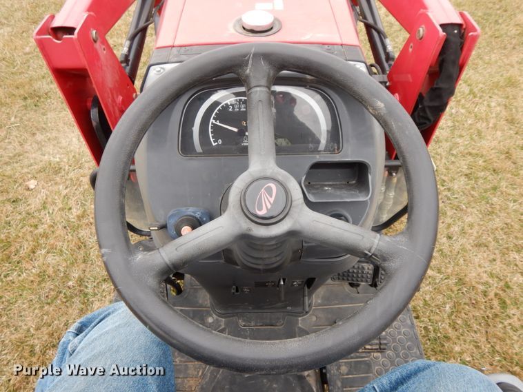 image for item IX9348 2016 Mahindra 1533  MFWD tractor