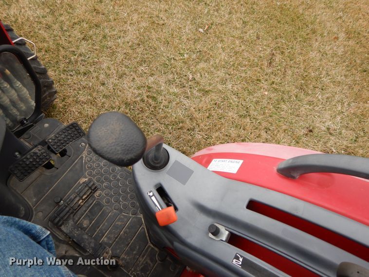 image for item IX9348 2016 Mahindra 1533  MFWD tractor