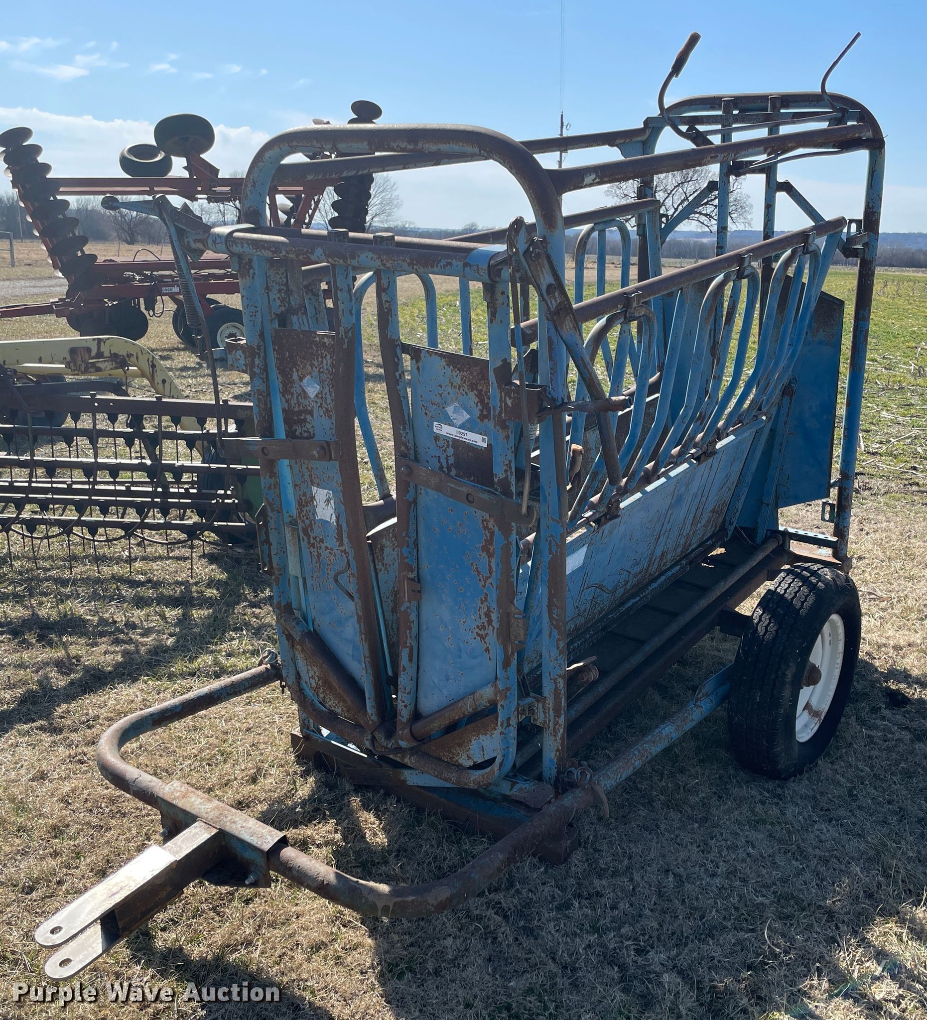 Priefert 85 livestock squeeze chute in Independence, KS Item II9257