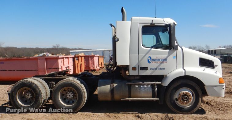 image for item DH5458 2000 Volvo VNM  semi truck