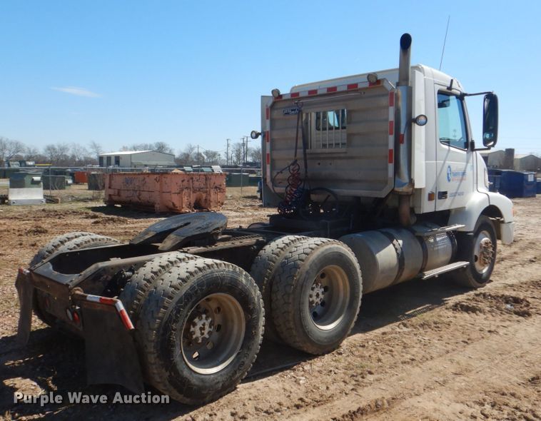 image for item DH5458 2000 Volvo VNM  semi truck