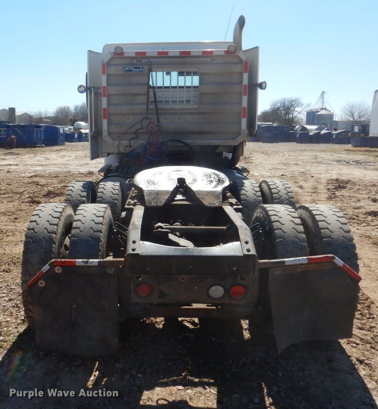 image for item DH5458 2000 Volvo VNM  semi truck